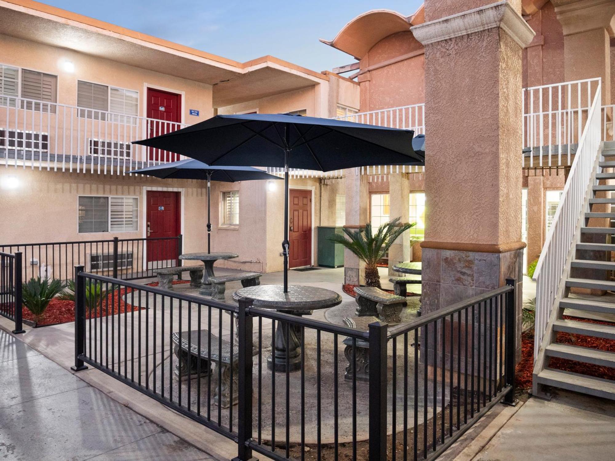 Dream Inn Fresno Exterior photo