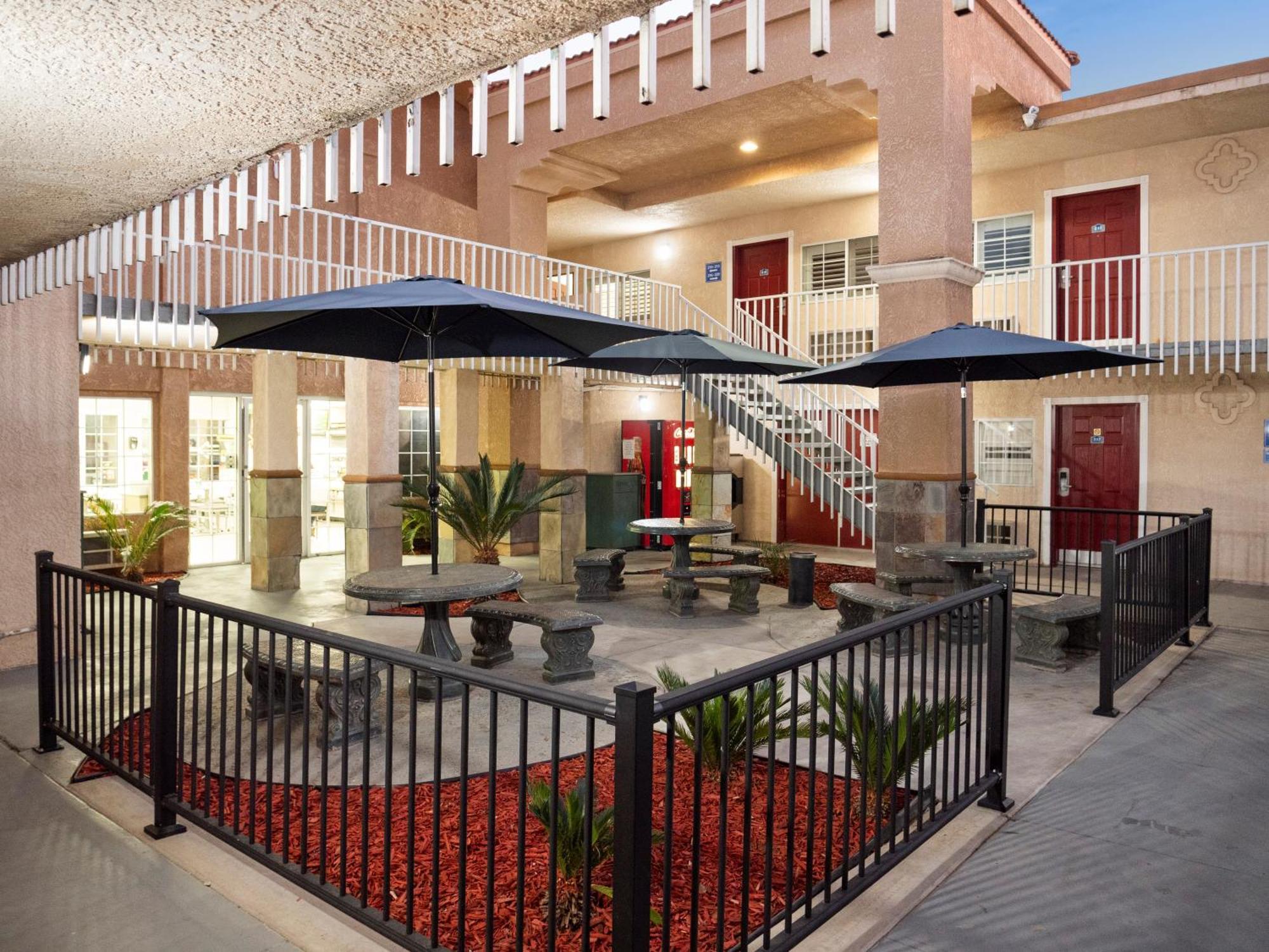 Dream Inn Fresno Exterior photo