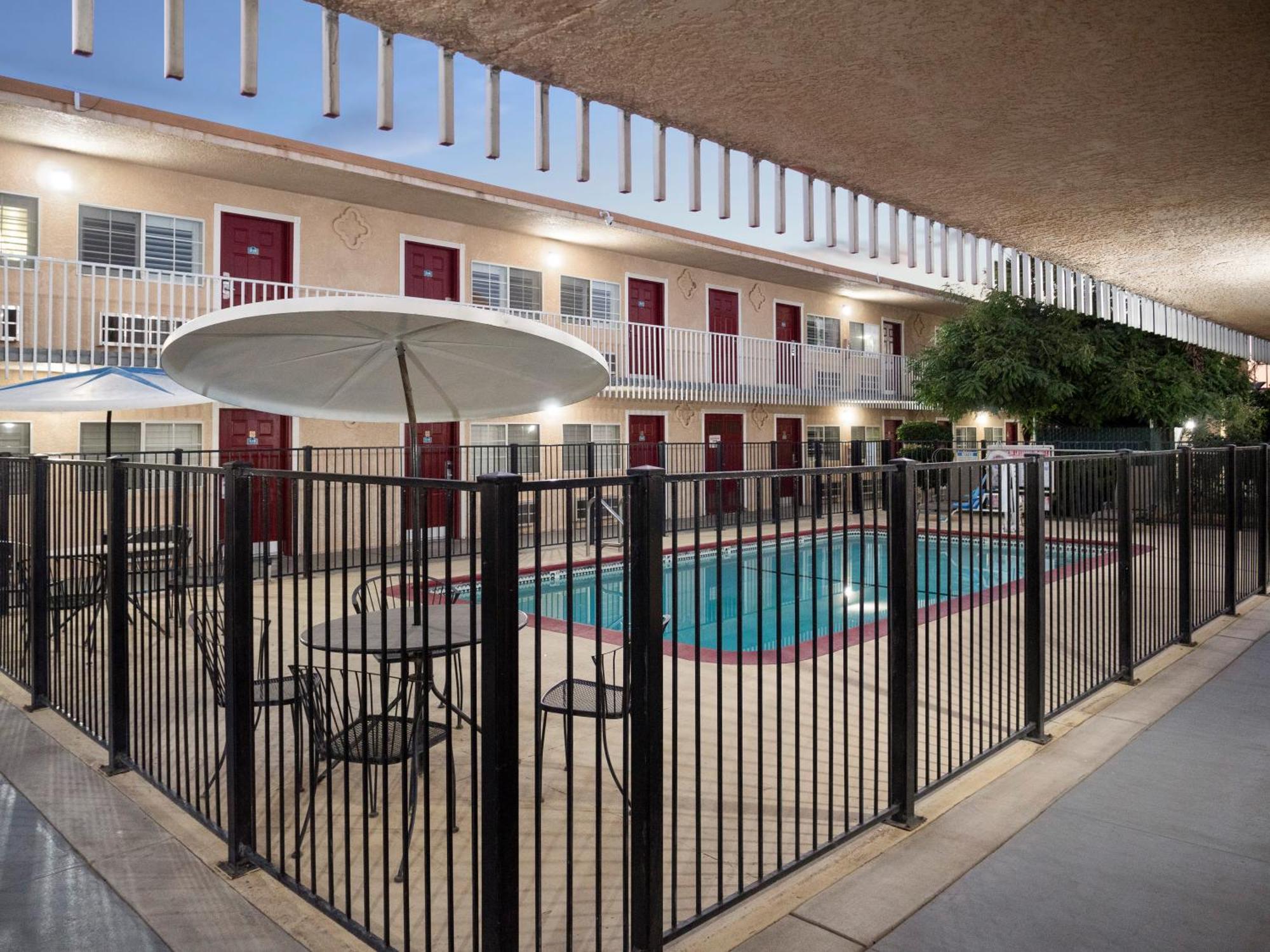 Dream Inn Fresno Exterior photo