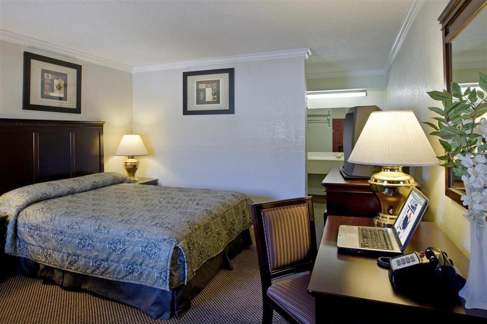 Dream Inn Fresno Room photo